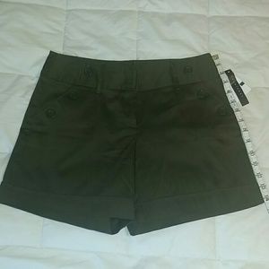 Super cute olive polished cotton shorts